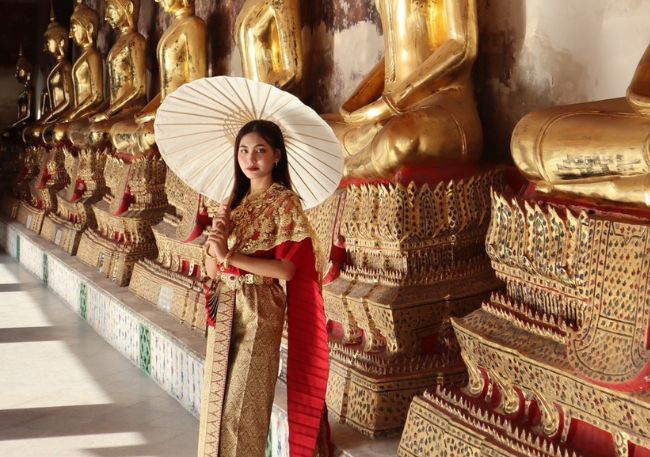 Staycation แพ็คเกจ ห้อง Superior 1 คืน  แต่งชุดไทย พร้อมวันเดย์ทริปไหว้พระวัดดังรอบเกาะพระนคร สำหรับ 2 ท่าน