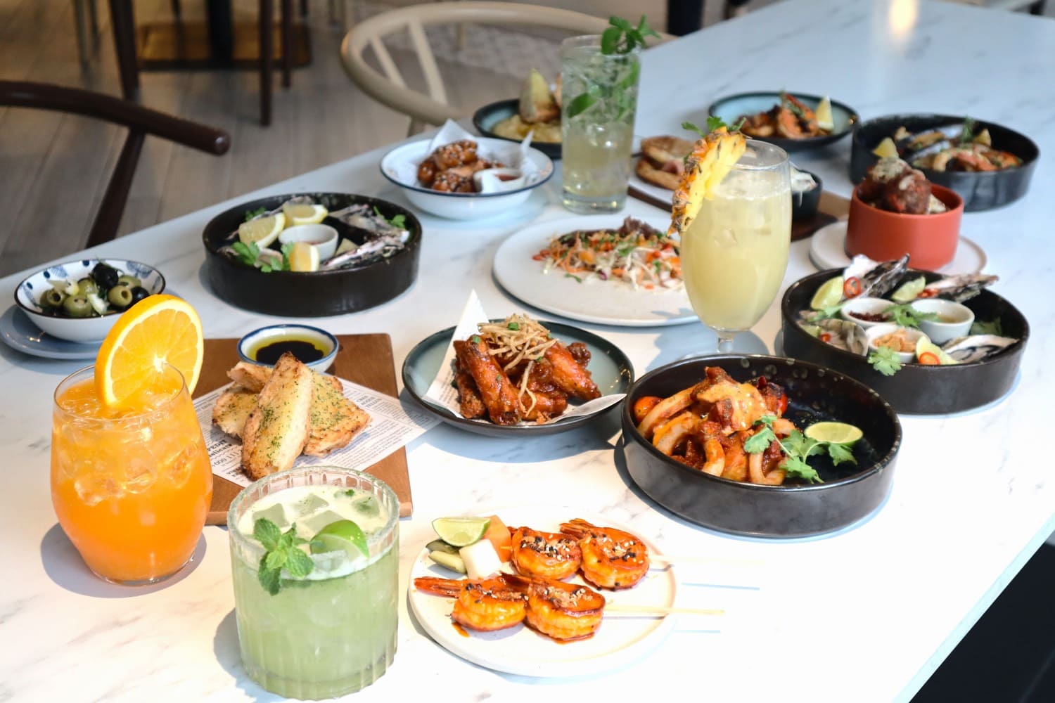 บุฟเฟ่ต์ A La Carte รวมเครื่องดื่มแอลกอฮอลล์ 90 นาที ที่ Deja Brew Lifestyle Cafe